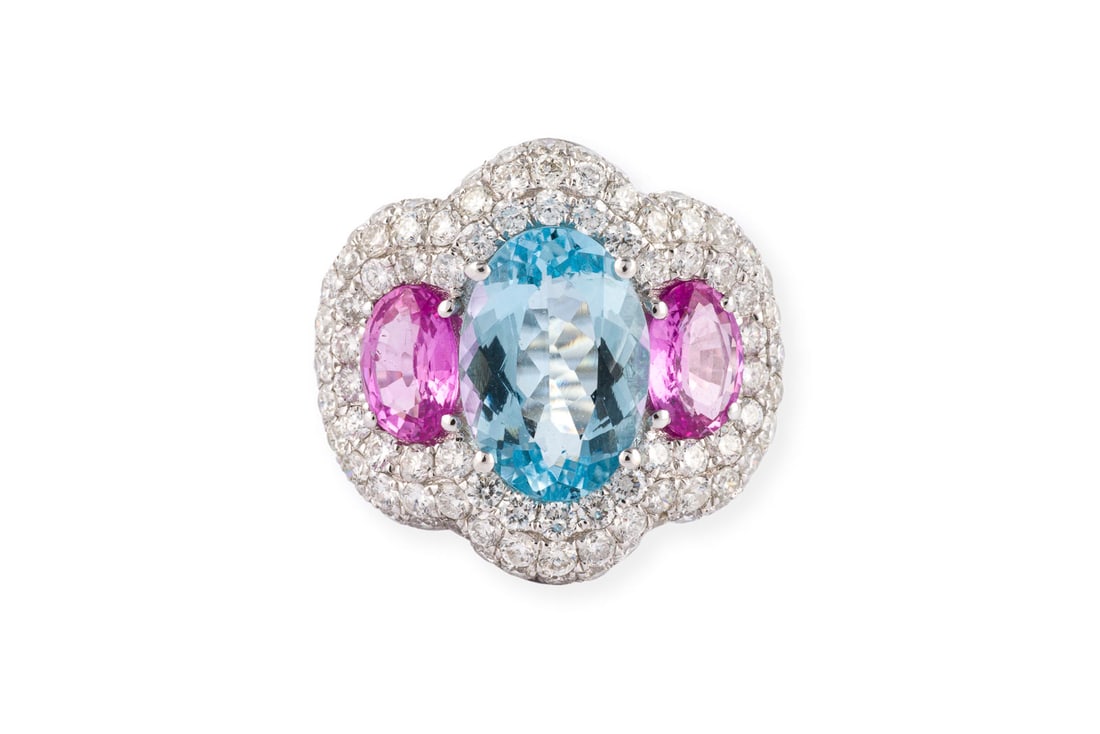AQUAMARIN SAPHIR RING: AQUAMARIN SAPHIR RING WG 750. Ringmass: ca. 52. Ges.-Gew.: ca. 5,9 g. Ring, besetzt mit einem Aquamarin von ca. 1.89 ct., flankiert von zwei rosa Saphiren zus. ca. 1.60 ct.