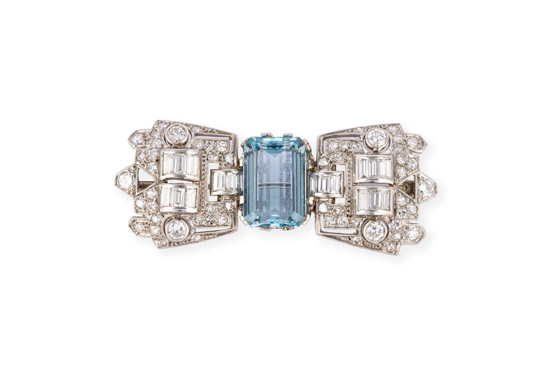FANTASTISCHE ART DECO BROSCHE: FANTASTISCHE ART DECO BROSCHE PT/WG 750. Masse: ca. 49,2 x 19,9 mm. Ges.-Gew.: ca. 12,1 g. Art DEco Brosche, besetzt mit einem zentralen Aquamarin im Smaragdschliff von ca. 5.00 ct., sowie 58