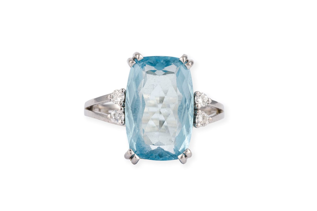 AQUAMARIN COCKTAIL RING: AQUAMARIN COCKTAIL RING WG 750 (getestet). Ringmass: ca. 56. Ringkopfmasse: ca. 15,5 x 14,4 mm. Ges.-Gew.: ca. 5,1 g. Ring, besetzt mit einem zentralen Aquamarin von ca. 5.60 ct., flankiert von vier B