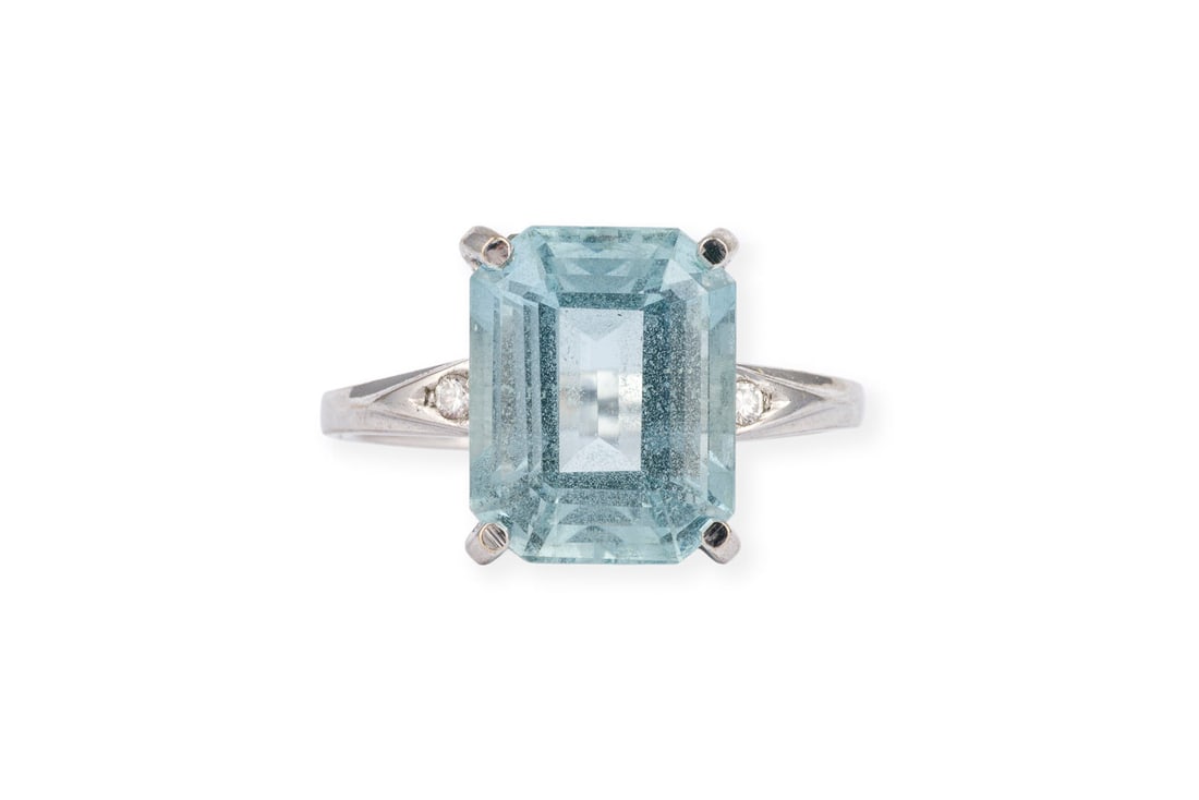 GROssER AQUAMARIN RING: GROssER AQUAMARIN RING WG 585. Ringmass: ca. 54. Ringkopfmasse: ca. 12,0 x 10,0 mm. Ges.-Gew.: ca. 4,7 g. Ring, besetzt mit einem rechteckig facettierten Aquamarin von ca. 3.70 ct., sowie seitlich