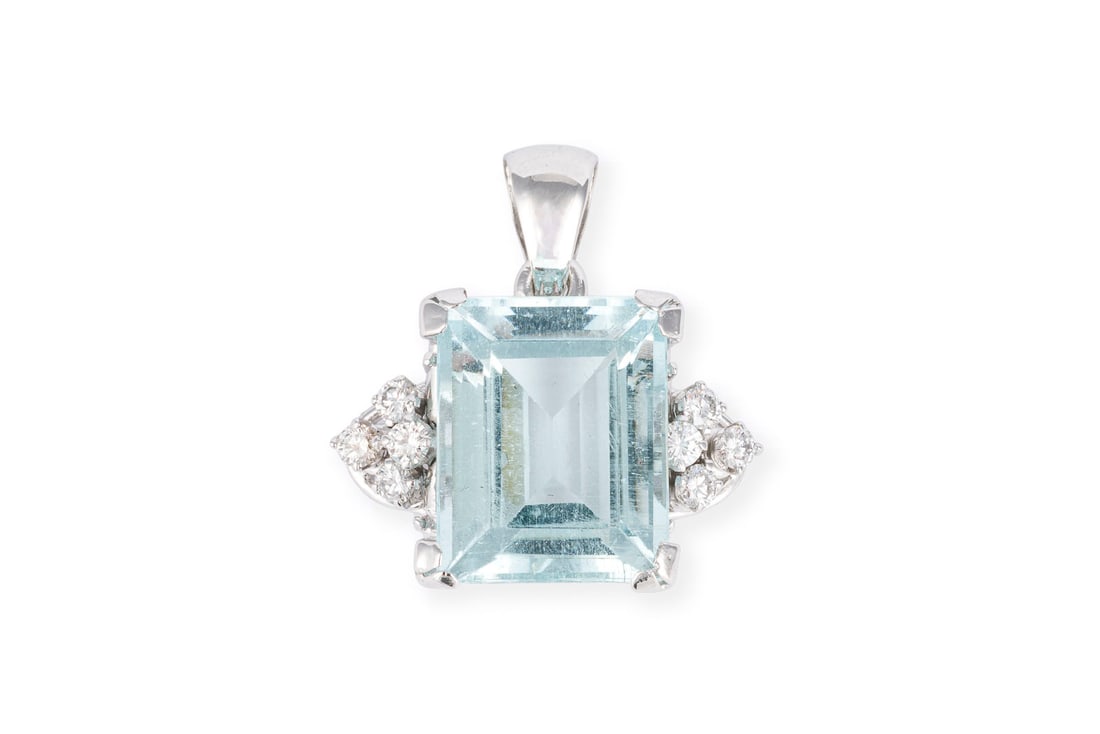 AQUAMARIN ANHAENGER: AQUAMARIN ANHAENGER WG 585. Masse: ca. 24,2 x 26,8 mm. Ges.-Gew.: ca. 8,9 g. Anhaenger, besetzt mit einem rechteckig facettierten Aquamarin von ca. 11.08 ct., flankiert von 8 Brillanten zus. ca. 0.40