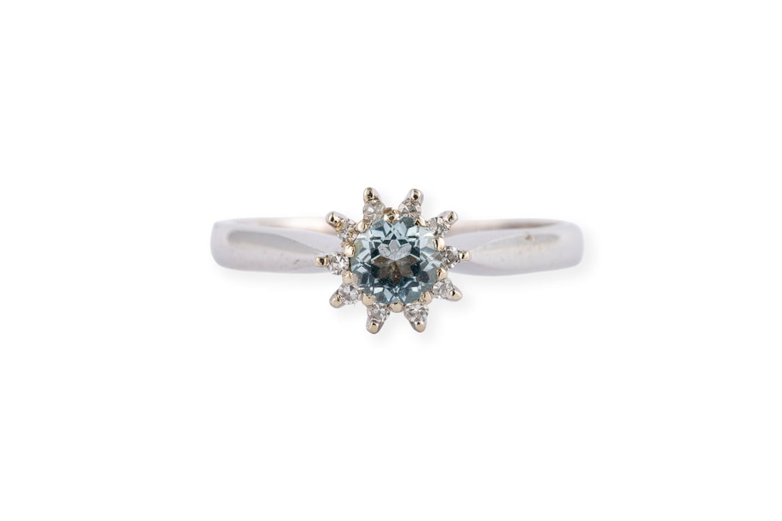 AQUAMARIN STERN RING: AQUAMARIN STERN RING WG 750. Ringmass: ca. 55. D.(Ringkopf): ca. 7,5 mm. Ges.-Gew.: ca. 2,9 g. Sternfoermiger Ring, besetzt mit einem zentralen kleinen Aquamarin und Diamanten im 8/8-Schliff zus. ca.