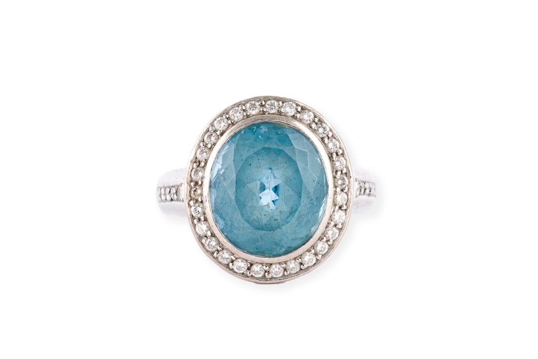 GROssER AQUAMARIN RING: GROssER AQUAMARIN RING WG 750. Ringmass: ca. 54. Ringkopfmasse: ca. 17,6 x 16,0 mm. Ges.-Gew.: ca. 12,0 g. Ring, besetzt mit einem zentralen Aquamarin von ca. 6.00 ct. und einem Kranz aus Brillanten