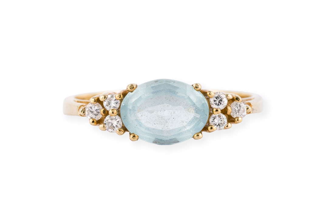 AQUAMARIN BRILLANT RING: AQUAMARIN BRILLANT RING GG 585. Ringmass: ca. 52. Ringbreite: ca. 6,1 mm. Ges.-Gew.: ca. 2,6 g. Ring, besetzt mit einem zentralen Aquamarin von ca. 0.95 ct., flankiert von Brillanten zus. ca. 0.12 ct.