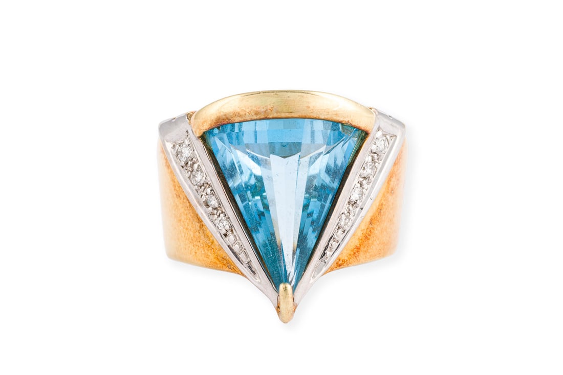 BLAUTOPAS PYRAMIDEN RING: BLAUTOPAS PYRAMIDEN RING WG/GG 585. Ringmass: ca. 53,5. Ringbreite: ca. 19,5 mm. Ges.-Gew.: ca. 10,7 g. Ring, mit einem Pyramidenfoermigen Ringkopf, besetzt mit wohl einem Blautopas und Brillanten