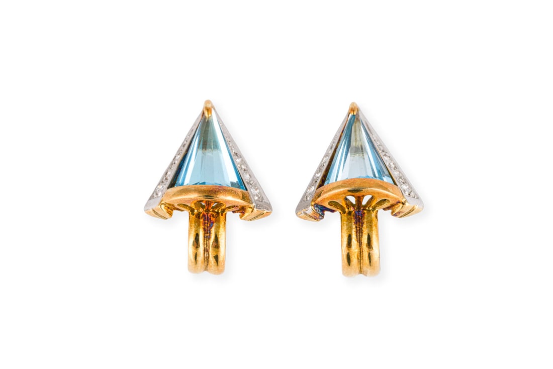 PYRAMIDEN OHRSTECKER: PYRAMIDEN OHRSTECKER WG/GG 585. Masse: ca. 22,3 x 15,7 mm. Ges.-Gew.: ca. 7,2 g. Ohrstecker in Pyramidenform, besetz mit wohl je einem Blautopas und Brillanten zus. ca. 0.12 ct.