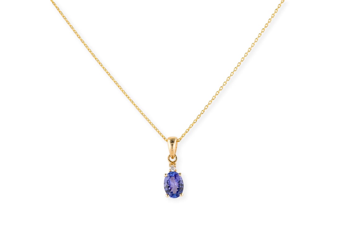 TANSANIT COLLIER: TANSANIT COLLIER GG 585. L.: ca. 46,0 cm. Ges.-Gew.: ca. 3,0 g. Collier, besetzt mit einem Tansanit von ca. 1.28 ct. und einem kleinen Diamanten von ca. 0.03 ct. Karabinerverschluss. Expertise: Inkl.