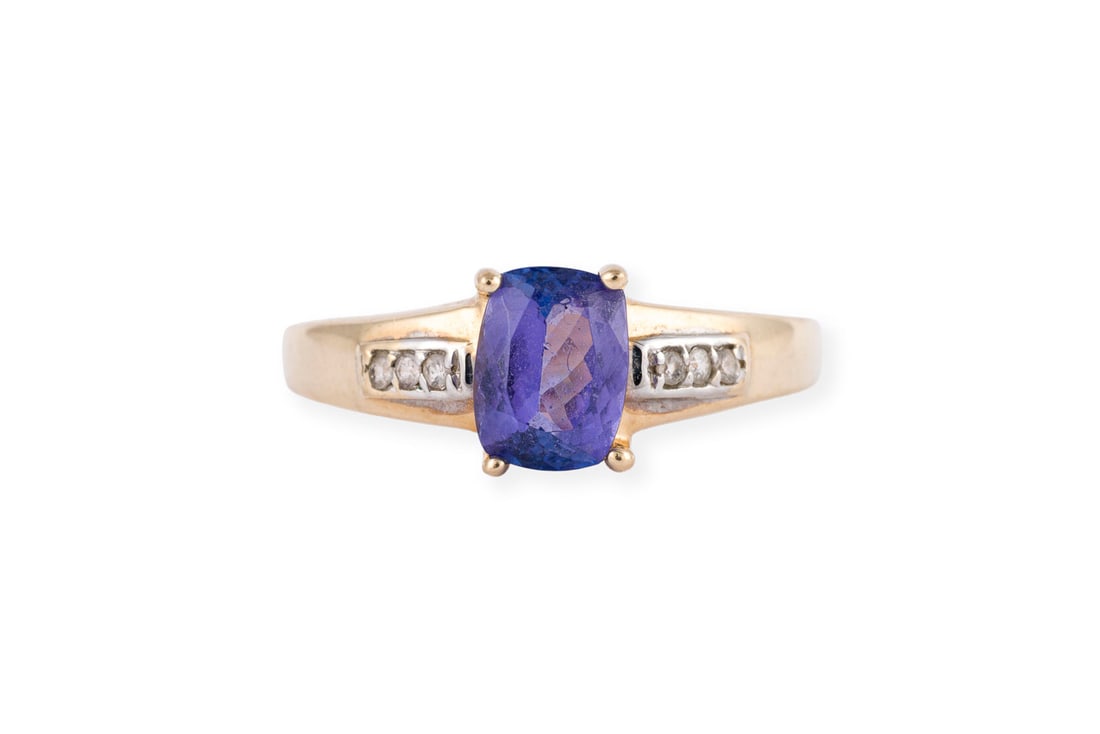 TANSANIT RING: TANSANIT RING GG 585. Ringmass: ca. 60. Ringbreite: ca. 8,0 mm. Ges.-Gew.: ca. 3,3 g. Ring, besetzt wohl einem Tansanit von ca. 1.00 ct. und kleinen, weissen Farbsteinen.