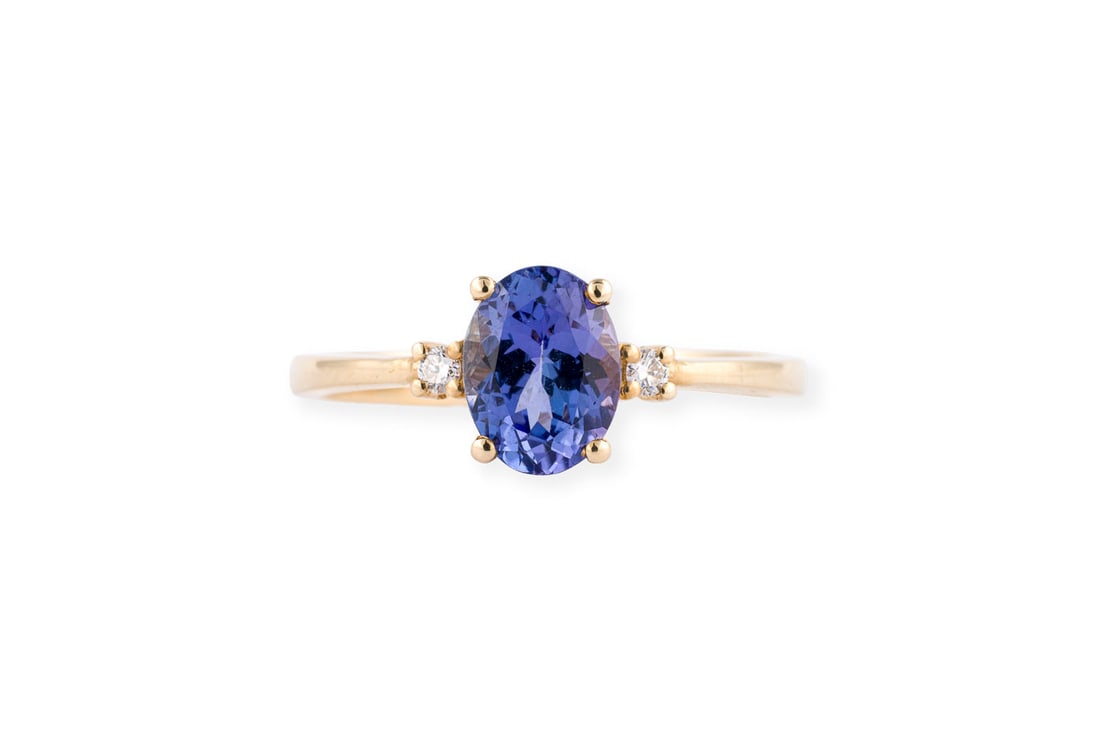 TANSANIT RING: TANSANIT RING GG 585. Ringmass: ca. 57,5. Ges.-Gew.: ca. 2,5 g. Ring, besetzt mit einem zentralen Tansanit von ca. 1.63 ct. und Diamanten zus. ca. 0.05 ct. Expertise: Inkl. Zertifikat aus 2018.