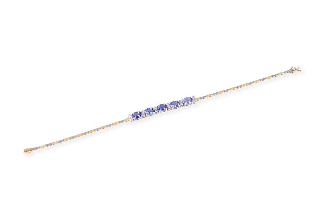 TANSANIT ARMBAND: TANSANIT ARMBAND WG/GG 585. L.: ca. 19,5 cm. Ges.-Gew.: ca. 7,3 g. Armband, besetzt mit 5 Tansaniten zus. ca. 4.08 ct., sowie Diamanten zus. ca. 0.29 ct. Kastenschloss mit Sicherheitsacht. Expertise: