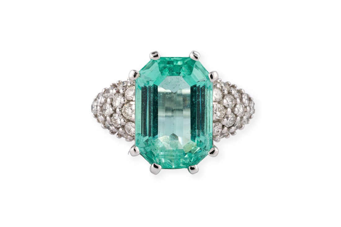BEDEUTENDER SMARAGD RING 7.00 CT.: BEDEUTENDER SMARAGD RING 7.00 CT. WG 750. Ringmass: ca. 53,5. Ges.-Gew.: ca. 10,5 g. Ring, besetzt mit einem wunderschoenen Smaragd ca. 7.00 ct. umrahmt mit Brillanten in PavE zus. ca. 0.50 ct.
