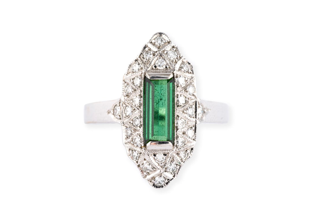 ART DECO TURMALIN RING: ART DECO TURMALIN RING WG 585. Ringmass: ca. 56. Ringkopfmasse: ca. 21,0 x 10,5 mm. Ges.-Gew.: ca. 4,5 g. Ring, besetzt mit einem zentralen, wohl synthetischen Turmalin von ca. 0.80 ct. und Diamanten