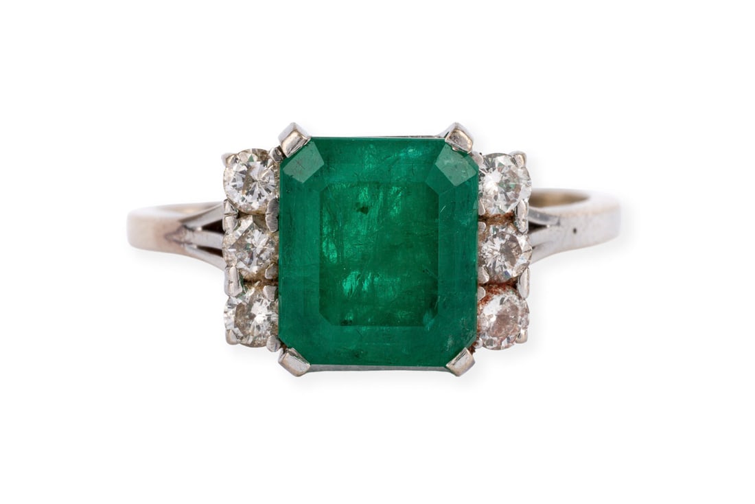 SMARAGD BRILLANT RING: SMARAGD BRILLANT RING WG 750. Ringmass: ca. 57. Ringkopfmasse: ca. 10,3 x 12,6 mm. Ges.-Gew.: ca. 4,7 g. Ring, besetzt mit einem zentralen Smaragd von ca. 2.50 ct. flankiert von 6 Brillanten zus. ca.