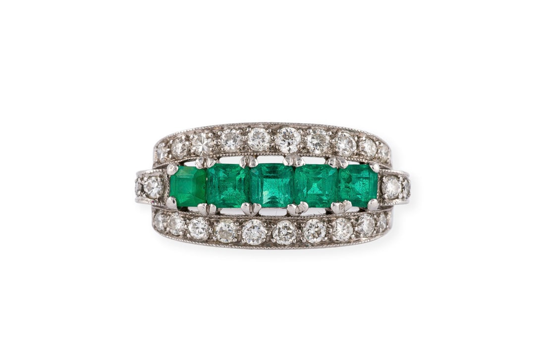 SMARAGD DIAMANT RING: SMARAGD DIAMANT RING WG 585 (getestet). Ringmass: ca. 60. Ringbreite: ca. 10,2 mm. Ges.-Gew.: ca. 6,1 g. Ring, besetzt mit Smaragd-Carres zus. ca. 0.50 ct. und Diamanten zus. ca. 0.50 ct.