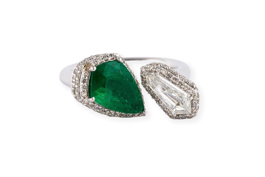 MODERNER TOI ET MOI SMARAGD RING: MODERNER TOI ET MOI SMARAGD RING WG 750. Ringmass: ca. 57. Ges.-Gew.: ca. 8,3 g. Ring, besetzt mit einem Smaragd von ca. 2.20 ct. und Diamanten zus. ca. 0.74 ct.