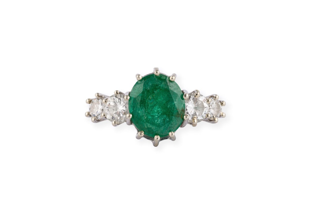 ELEGANTER SMARAGD RING: ELEGANTER SMARAGD RING WG 750. Ringmass: ca. 55. Ringkopfmasse: ca 9,4 x 16,8 mm. Ges.-Gew.: ca. 3,3 g. Ring, besetzt mit einem zentralen Smaragd von ca. 0.75 ct. und Brillanten zus. ca. 0.50 ct