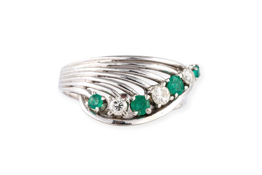 SMARAGD FAECHER RING: SMARAGD FAECHER RING WG 585. Ringmass: ca. 60. Ges.-Gew.: ca. 5,2 g. Ring, besetzt mit Smaragden und Brillanten zus. ca. 0.22 ct.