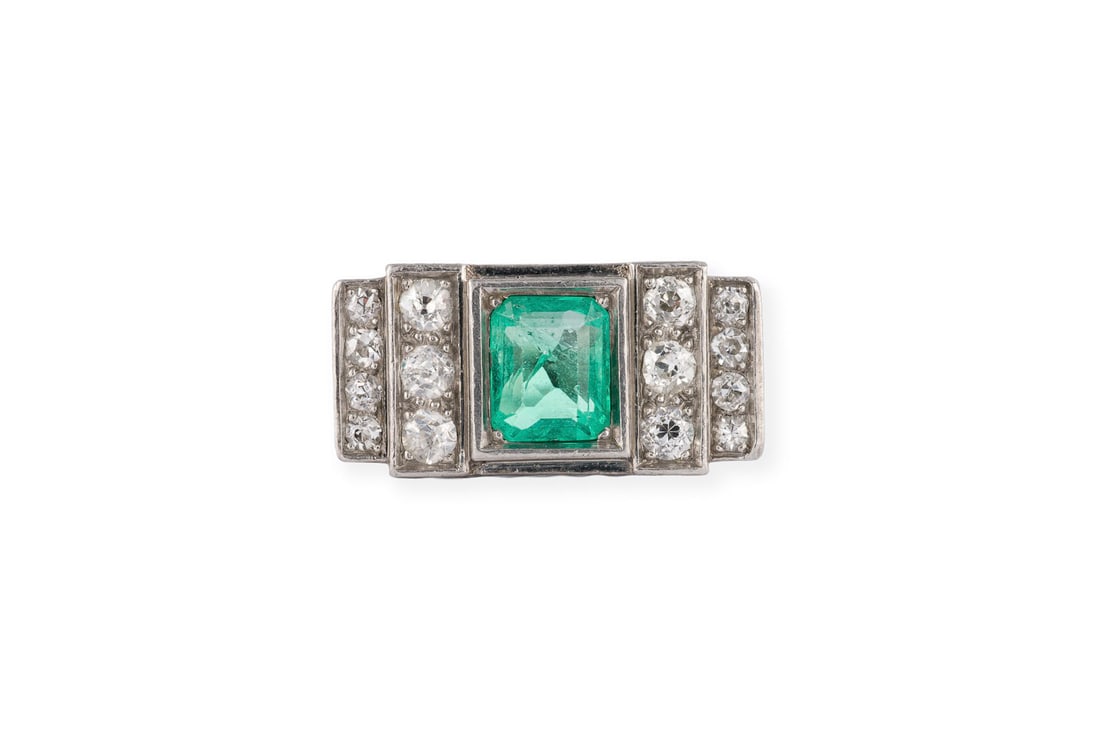 SMARAGD ART DECO RING: SMARAGD ART DECO RING PT (getestet). Ringmass: ca. 52. Ringbreite: ca. 9,3 mm. Ges.-Gew.: ca. 6,9 g. Art DEco Ring, besetzt mit einem zentralen Smaragd von ca. 0.93 ct. und Diamanten im Altschliff