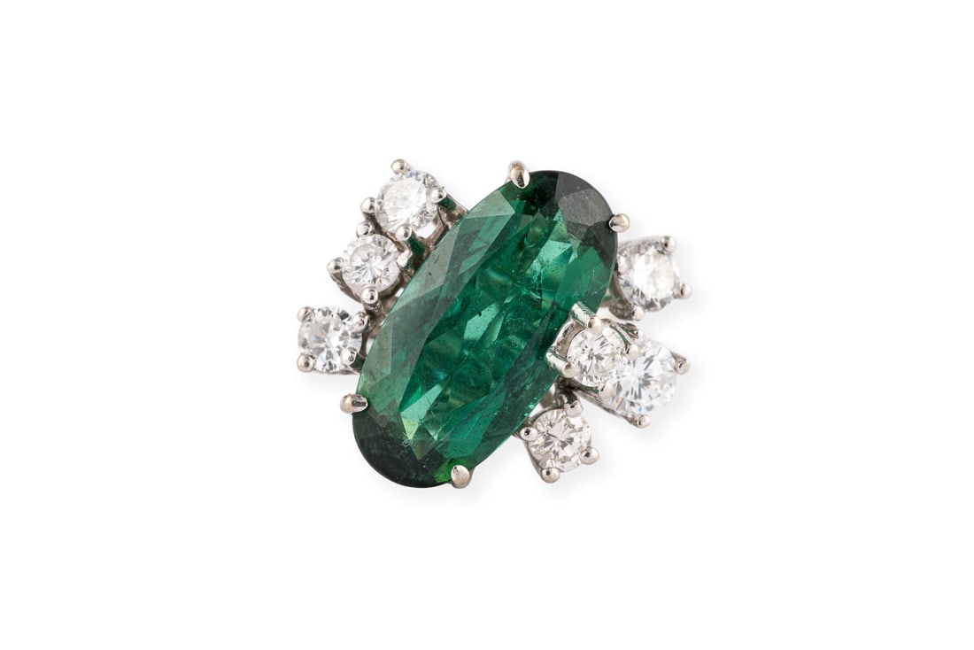 TURMALIN BRILLANT RING: TURMALIN BRILLANT RING WG 585. Ringmass: ca. 57,5. Ringkopfmasse: ca. 13,5 x 16,5 mm. Ges.-Gew.: ca. 4,0 g. Ring, besetzt mit einem zentralen, oval facettierten Turmalin von ca. 2.70 ct. und