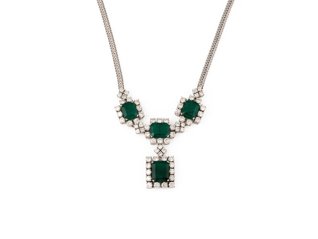 PRAECHTIGES SMARAGD COLLIER: PRAECHTIGES SMARAGD COLLIER WG 585. L.(Collier): ca. 41,0 cm. Ges.-Gew.: ca. 33.9 g. Praechtiges Collier, besetzt mit 4 Smaragden zus. ca. 13.69 ct., sowie Brillanten zus. ca. 5.40 ct. F-H/VVS-P.