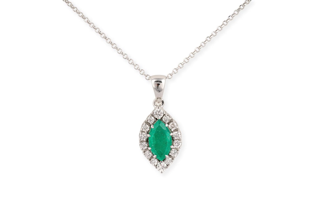 NAVETTE SMARAGD ENTOURAGE COLLIER: NAVETTE SMARAGD ENTOURAGE COLLIER WG 585. Masse: L.: ca. 45,5 cm. Anhaenger: ca. 26,3 x 11,6 mm. Ges.-Gew.: ca. 4,6 g. Collier, mit einem Navettefoermigen Anhaenger, besetzt mit einem zentralen