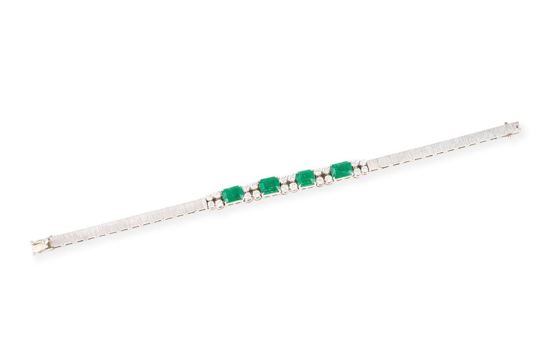 SMARAGD BRILLANT ARMBAND: SMARAGD BRILLANT ARMBAND WG 750. L.: ca. 18,0 cm. B.: ca. 6,7 mm. Ges.-Gew.: ca. 17,8 g. Luxurioeses Armband, besetzt mit Smaragden zus. ca. 6.60 ct. und Brillanten zus. ca. 1.60 ct. F-G/VVS-VS.