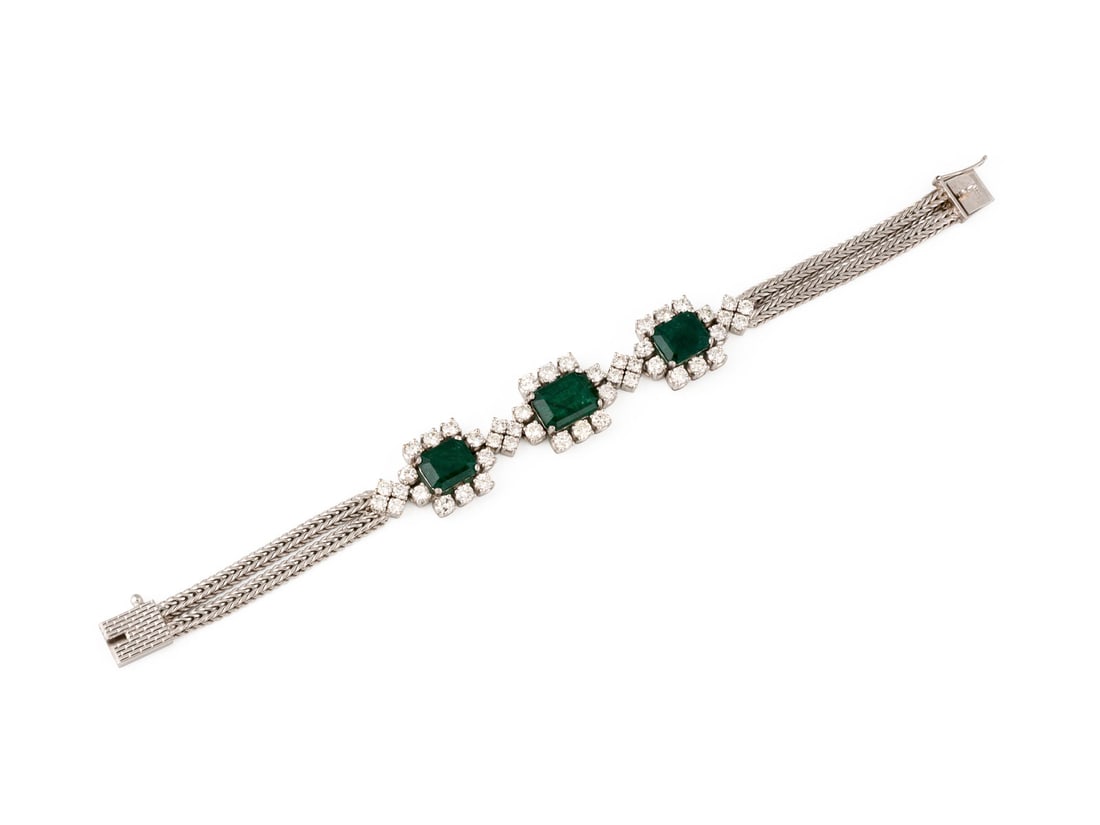 SMARAGD ARMBAND: SMARAGD ARMBAND WG 585. Masse: L.: ca. 17,0 cm. Ges.-Gew.: 22,5 g. Armband, besetzt mit Smaragden zus. ca. 6.00 ct., sowie Brillanten zus. ca. 3.36 ct. G-H/VVS-P. Steckverschluss.