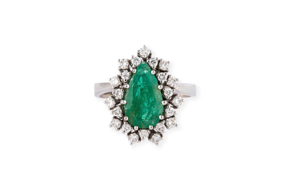 TROPFENFOERMIGER SMARAGD RING: TROPFENFOERMIGER SMARAGD RING WG 750. Ringmass: ca. 60. Ringkopfmasse: ca. 20,2 x 16,3 mm. Ges.-Gew.: ca. 7,9 g. Ring, besetzt mit einem zentralen, tropfenfoermigen Smaragd von ca. 1.95 ct. und