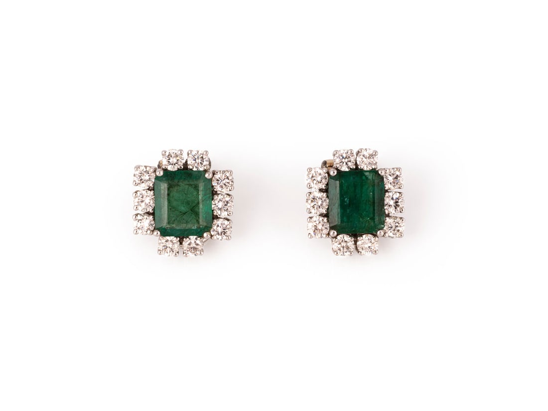 SMARAGD BRILLANT OHR CLIPS: SMARAGD BRILLANT OHR CLIPS WG 585. Masse: ca. 13,4 mm x 14,5 mm. Ges.-Gew.: ca. 7,2 g. Ohrclips, besetzt mit jeweils einem Smaragd von ca. ? 1.50 ct., sowie einem Kranz aus Brillanten von ca. 1.00