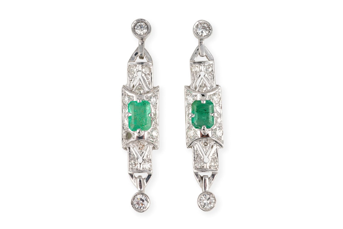 ART DECO SMARAGD OHRHAENGER: ART DECO SMARAGD OHRHAENGER WG 750. Masse: ca. 40,0 x 8,1 mm. Ges.-Gew.: ca. 9,4 g. Ohrhaenger mir Stecker im Art DEco Stil, besetzt mit Smaragden zus. ca. 1.00 ct. und Diamanten im Brillant- und