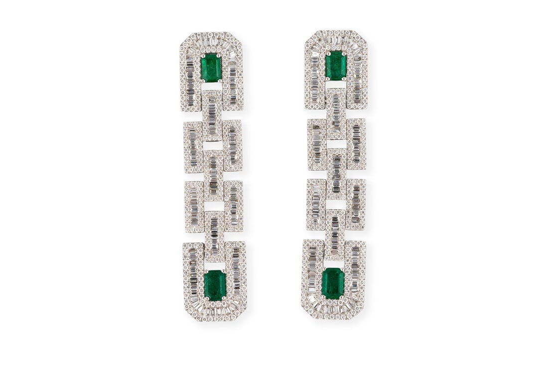 GEOMETRISCHE SMARAGD OHRHAENGER: GEOMETRISCHE SMARAGD OHRHAENGER WG 750. L.: ca. 59,0 mm. Ges.-Gew.: ca. 23,2 g. Lange Ohrhaenger mit Smaragden zus. ca. 2.11 ct. und Diamanten im Baguette- und Brillantschliff zus. ca. 6.29 ct.
