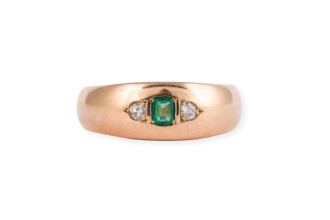 SMARAGD DIAMANT BANDRING: SMARAGD DIAMANT BANDRING GG 585. Ringmass: ca. 59. Ringbreite: ca. 7,6 mm. Ges.-Gew.: ca. 6,8 g. Bandring, besetzt mit einem kleinen Smaragd und Diamanten im Altschliff zus. ca. 0.10 ct.