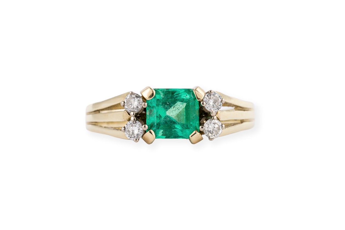 SMARAGD BRILLANT RING: SMARAGD BRILLANT RING GG 585. Ringmass: ca. 53. Ringbreite: ca. 6,6 mm. Ges.-Gew.: ca. 3,5 g. Ring, besetzt mit einem zentralen Smaragd von ca. 0.60 ct. flankiert von Brillanten zus. ca. 0.20 ct.