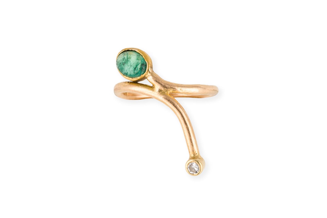AUSGEFALLENER SMARAGD RING: AUSGEFALLENER SMARAGD RING GG 750. Ringmass: ca. 51. Ges.-Gew.: ca. 4,0 g. Ausgefallener Ring, besetzt mit einem Smaragd-Cabochon von ca. 0.65 ct. und einem Brillanten von ca. 0.05 ct. H/VS.