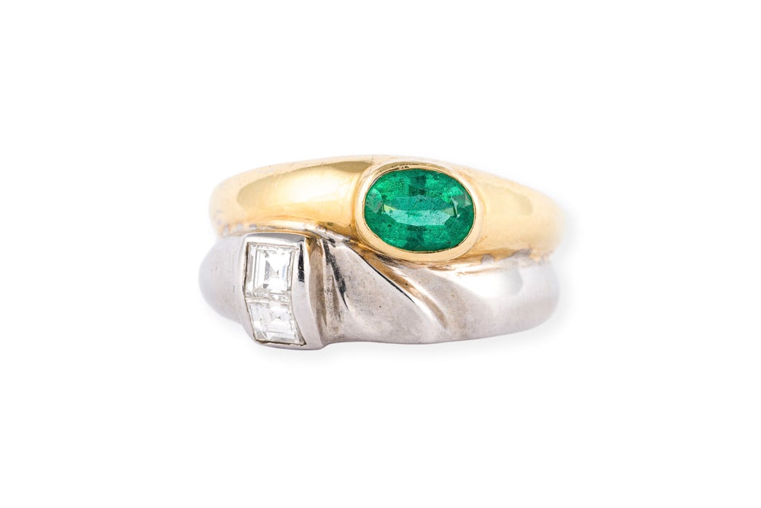 RUESCHENBECK' MARIAGE RING: RUESCHENBECK' MARIAGE RING WG/GG 750. Ringmass: ca. 57. Ringbreite: ca. 11,0 mm. Ges.-Gew.: ca. 8,2 g. Rueschenbeck. Mariage in der Optik zweier Ringe, besetzt mit einem Smaragd von ca. 0.35 ct. und z