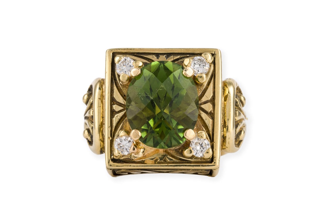 PERIDOT SIEGEL RING: PERIDOT SIEGEL RING GG 750. Ringmass: ca. 52. Ringkopfmasse: ca. 15,2 x 14,4 mm. Ges.-Gew.: ca. 14,9 g. Siegelring, besetzt mit einem zentralen, oval facettierten Peridot von ca. 4.45 ct., sowie 4 Bri
