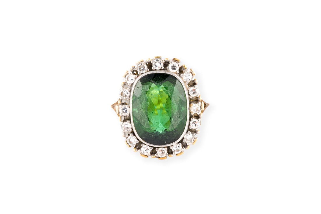 TURMALIN COCKTAIL RING: TURMALIN COCKTAIL RING WG/GG 750. Ringmass: ca. 58. Ringkopfmasse: ca. 20,5 x 17,0 mm. Ges.-Gew.: ca. 10,6 g. Ring, besetzt mit einem zentralen Turmalin - wohl synthetisch - von ca. 6.90 ct. und einem