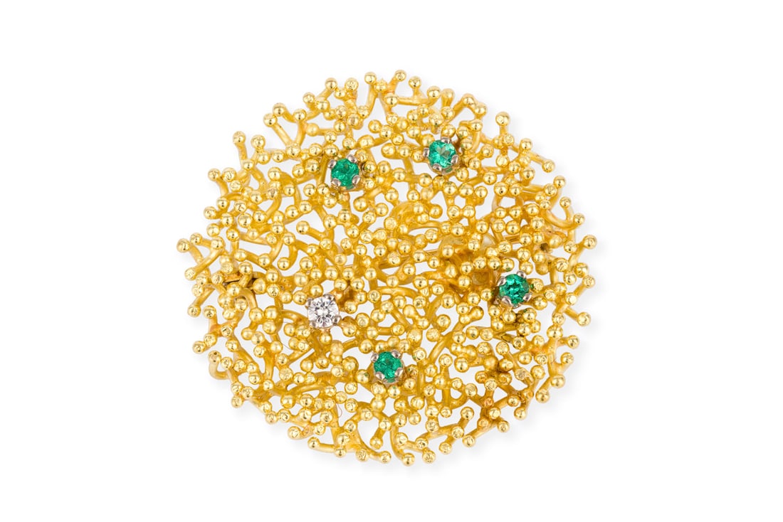 RUNDE DESIGN BROSCHE: RUNDE DESIGN BROSCHE GG 750. Masse: D.: ca. 33,0-35,0 mm. Ges.-Gew.: ca. 15,5 g. Moderne Design-Brosche, besetzt mit einem kleinen Brillanten von ca. 0.06 ct., und vier kleinen, rund facettierten Smar