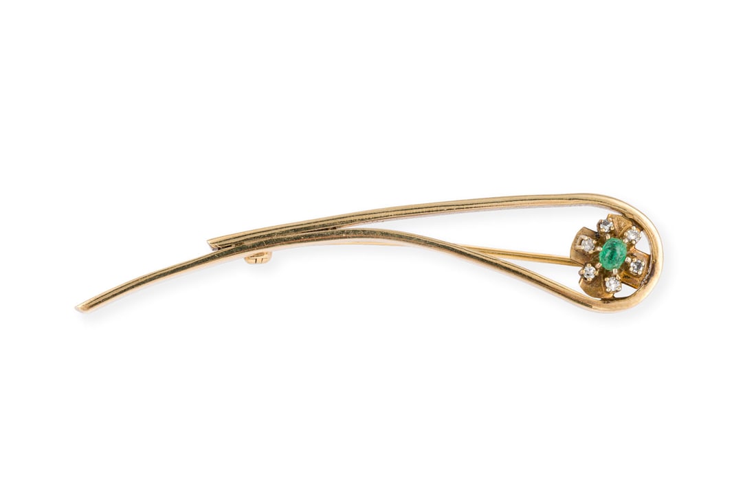 SCHWUNGVOLLE SMARAGD BROSCHE: SCHWUNGVOLLE SMARAGD BROSCHE GG 333 (getestet). Masse: ca. 66,4 x 13,0 mm. Ges.-Gew.: ca. 6,9 g. Brosche, besetzt mit einem kleinen Smaragd-Cabochon und einem kranz aus Diamanten im 8/8-Schliff zus.