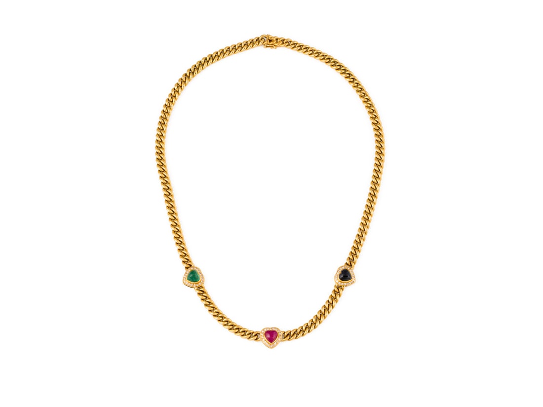 TUTTI FRUTTI HERZ COLLIER: TUTTI FRUTTI HERZ COLLIER GG 750 (getestet). Masse: L.: ca. 42,0 cm. B.: ca. 10,7 mm. Ges.-Gew.: ca. 49,3 g. Tutti Frutti Panzer-Collier, besetzt mit jeweils einem Herz- Rubin-Cabochon von ca. 0.80