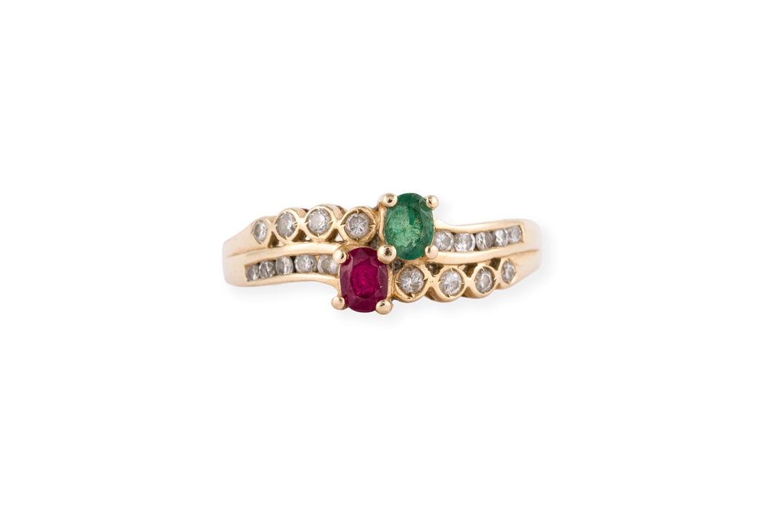 TOI ET MOI RUBIN SMARAGD RING: TOI ET MOI RUBIN SMARAGD RING GG 585. Ringmass: ca. 54. Ringbreite: ca. 7,2 mm. Ges.-Gew.: ca. 2,8 g. Ring, besetzt mit einem Rubin und einem Smaragd, sowie Brillanten zus. ca. 0.25 ct. W/SI.
