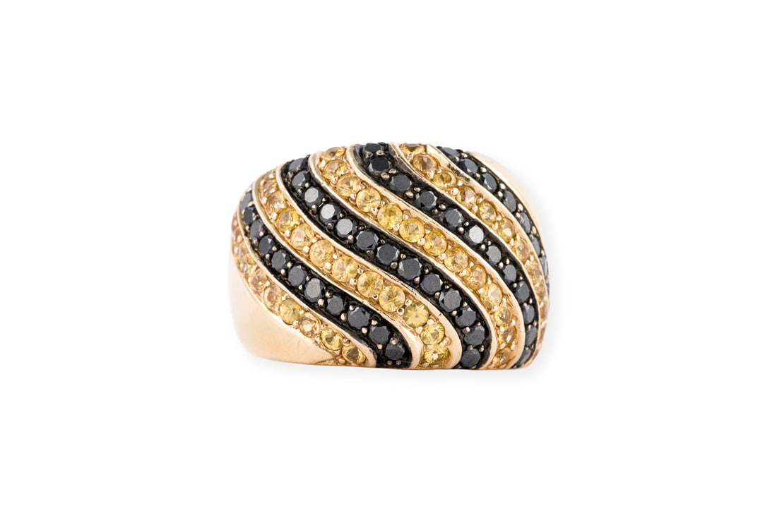 ZIGARRENBAND RING: ZIGARRENBAND RING GG 585. Ringmass: ca. 63. Ringbreite: ca. 17,6 mm. Ges.-Gew.: ca. 13,9 g. Breiter Ring, besetzt mit schwarzen Diamanten und gelben Farbsteinen.