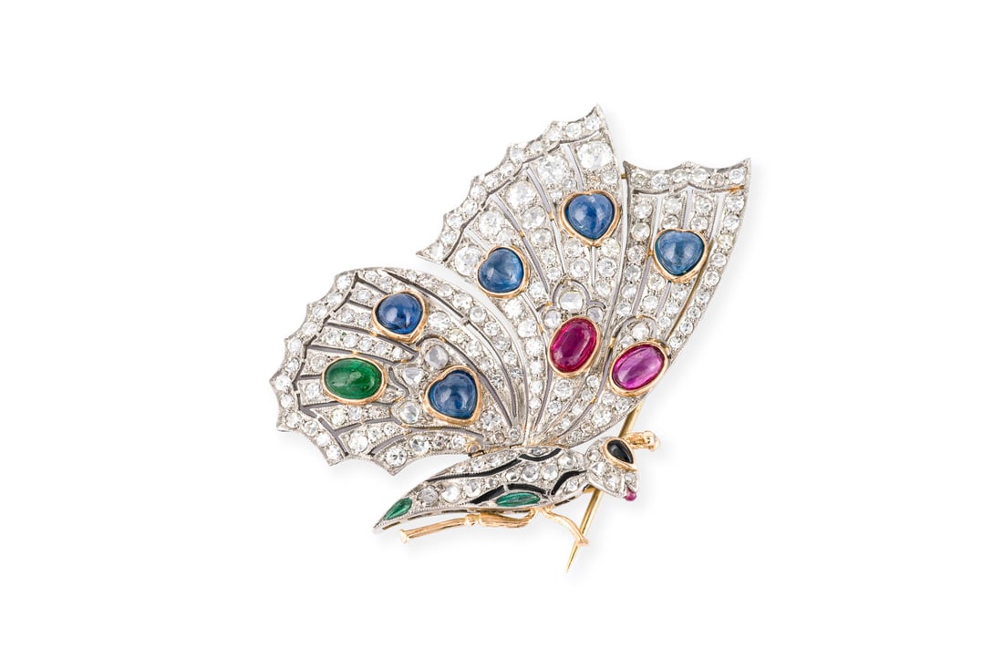 AGE OF GLAMOUR SCHMETTERLING BROSCHE: AGE OF GLAMOUR SCHMETTERLING BROSCHE PT/GG 750 (getestet). Masse: ca. 62,7 x 45,3 mm. Ges.-Gew.: ca. 21,6 g. Fantastische Brosche in Form eines Schmetterlings, ueppig besetzt mit Diamanten im Rose-,