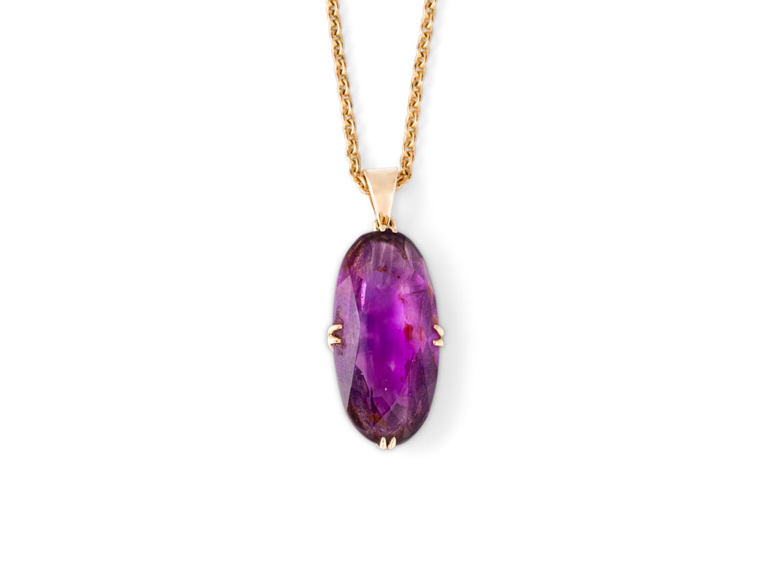AMETHYST COLLIER: AMETHYST COLLIER L.(Anhaenger): ca. 34,6 mm, B.(Anhaenger): ca. 13,8 mm. Ges.-Gew.: ca. 14,7 g. Anhaenger aus GG 585 (getestet) mit einem oval facettierten Amethysten von ca. 11.81 ct. an einer Kette