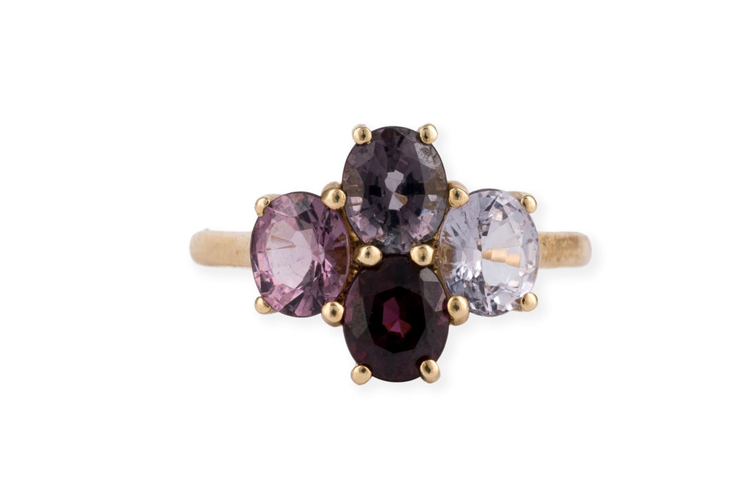 LILA SPINELL RING: LILA SPINELL RING GG 417 (10K). Ringmass: ca. 54. Ringkopfmasse: ca. 12,4 x 13,8 mm. Ges.-Gew.: ca. 2,4 g. Ring, besetzt mit wohl synthetischen Spinellen in diversen lila-Farbtoenen.