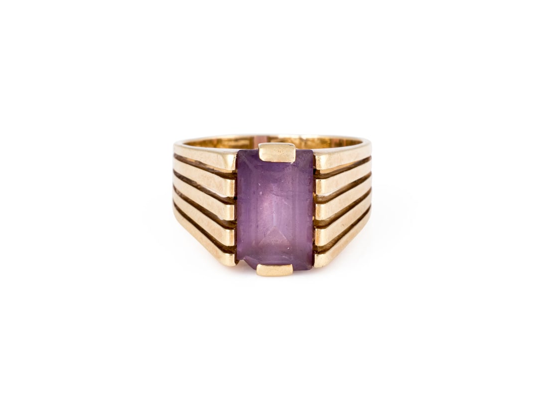 LILA SIEGEL RING: LILA SIEGEL RING GG 585. Ringmass: ca. 53. Ringbreite: ca. 12,6 mm. Ges.-Gew.: ca. 6,6 g. Siegelring, besetzt mit einem lila Farbstein. Min. best.