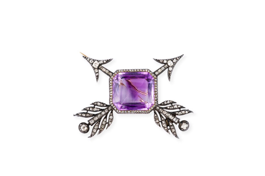 GROssE AMETHYST PFEIL BROSCHE: GROssE AMETHYST PFEIL BROSCHE AG/RG 333 (getestet). Masse: ca. 57,8 x 40,0 mm. Ges.-Gew.: ca. 18,8 g. Brosche in Form zwei gekreuzter Pfeile, besetzt mit einem zentralen Amethyst von ca. 19.50 ct.