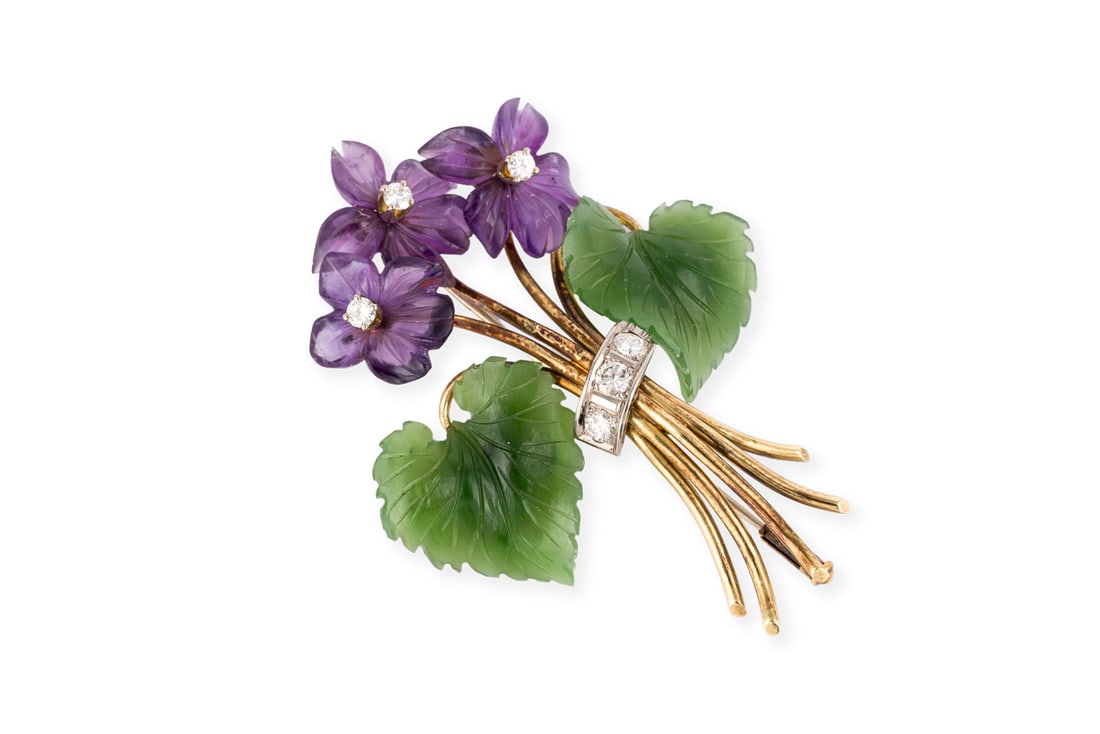 VINTAGE BLUMEN BOUQUET BROSCHE: VINTAGE BLUMEN BOUQUET BROSCHE GG 585. Masse: ca. 58,7 x 44,4 mm. Ges.-Gew.: ca. 14,3 g. Brosche aus geschnitztem Amethyst und Nephrit, besetzt mit Brillanten zus. ca. 0.50 ct. F-G/VVS-VS.