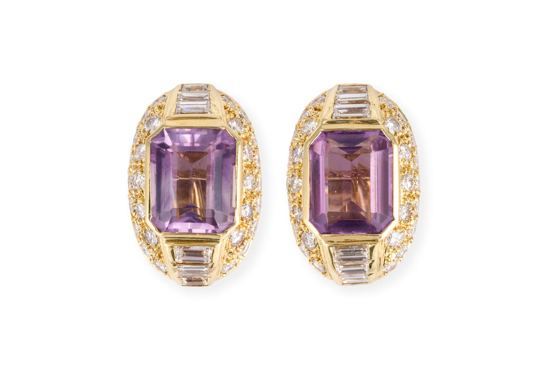 AMETHYST CLIPSTECKER: AMETHYST CLIPSTECKER GG 750. Masse: ca. 21,7 x 14,3 mm. Ges.-Gew.: ca. 10,1 g. Grosse Ohr-Clipstecker, besetzt mit Amethysten zus. ca. 7.00 ct., sowie Diamanten im Brillant- und Baguetteschliff zus.