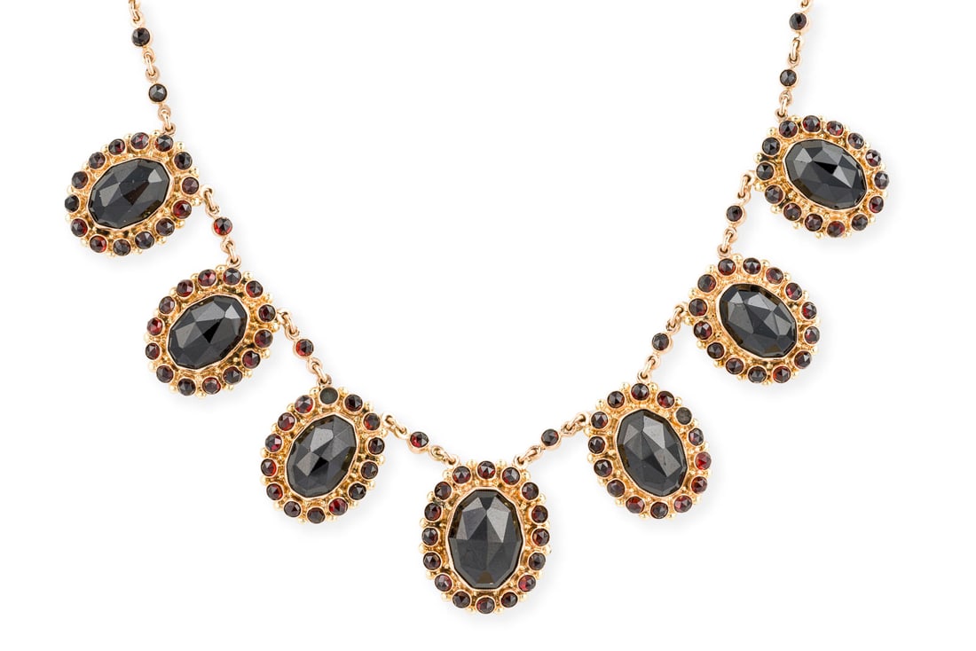 PRAECHTIGES GRANAT COLLIER: PRAECHTIGES GRANAT COLLIER GG 585. L.: ca. 41,0 cm. B.: ca. 22,7 mm. Ges.-Gew.: ca. 44,0 g. Praechtiges Collier, besetzt mit Granaten im Rosenschliff zus. ca. 58.50 ct. Kastenschloss mit
